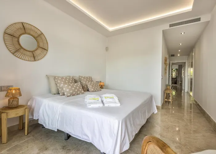 Vivi Homes - Boho Sunrise Alminar Pool, Garden & Terrace 아파트 마르베야